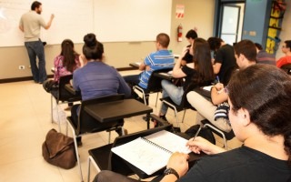 imagen de varios estudiantes en en aula recibiendo lecciones.