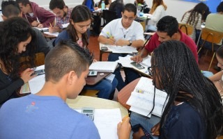 Imagen de varios estudiantes reunidos