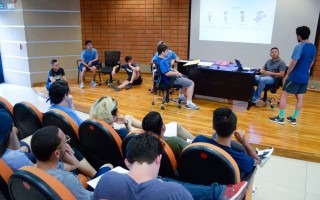 Imagen de varios estudiantes realizando actividades de trabajo en equipo.