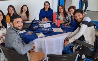 Estudiantes con discapacidad en mesa de trabajo.