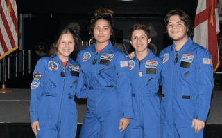 imagen de cuatro estudiantes del Científico en el Space Camp