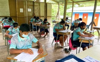 estudiantes realizando examen de admisión