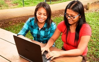 dos mujeres frente a computadora portátil