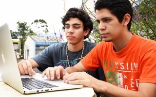 dos estudiantes frente a computadora