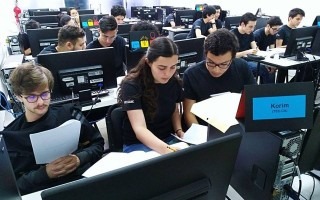 estudiantes_sentados_frente_a_computadoras_