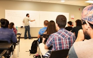 estudiantes_recibiendo_lecciones_en_un_aula_del_tec