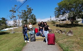 Imagen de estudiantes camino a las residencias estudiantiles