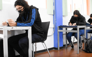 personas haciendo examen de admision del tec en cartago