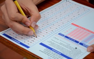 mano de persona con lápiz haciendo examen del tec