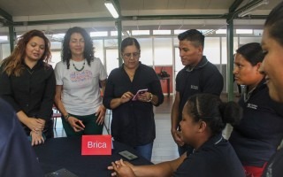 El jurado discute la idea de negocios con los estudiantes.