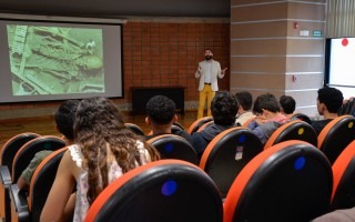 imagen de un expositor hablando sobre información falsa a los estudiantes de física.