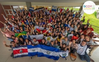 Un grupo grande de jóvenes posa para la foto. RCOY TEC COSTA RICA 2022