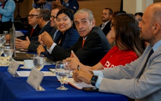 Las personas rectoras en la mesa de negociación. 