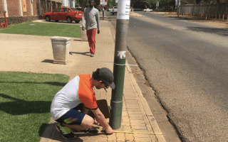 Joven tomando mediciones de obstáculos peatonales en Sudáfrica