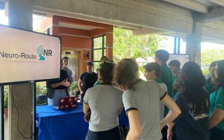 Imagen de varios estudiantes en la feria