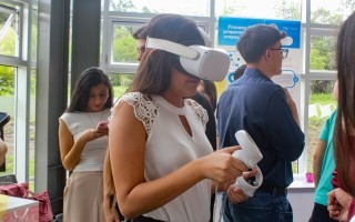 Una joven con equipo de realidad virtual