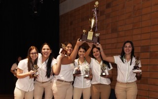 Seis mujeres levantan un trofeo.