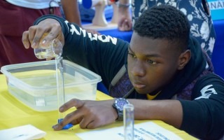 Estudiante de secundaria realizando experimentos