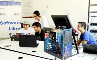 Imagen de varios jóvenes frente a una computadora