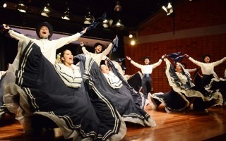 Bailarines y bailarinas en el escenario.