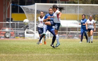 Dos jugadoras compiten por el balón en el fútbol.