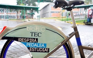 parte trasera de bicicletatec con mensaje en su tapa.