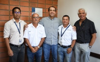 Cinco hombres posando después de firmar el acuerdo.