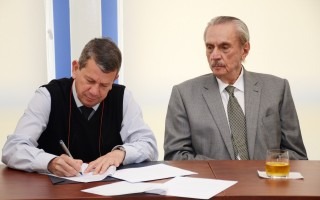 luis_paulino_mendez_y_dueño_de_la_torre_firmando_contrato_