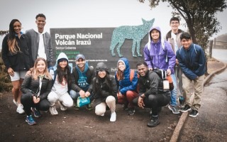 Personas visitando el volcán Irazú.