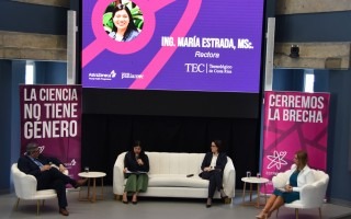 Personas participando en el Foro.