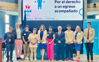 Organizadores posan para la fotografía oficial 