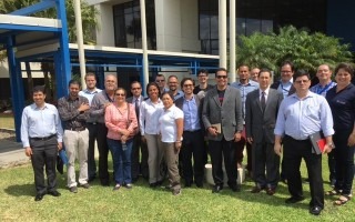 Grupo de profesores en visita al Centro de Innovación de Intel