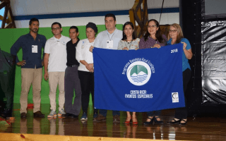 personas sosteniendo bandera en escenario 