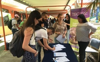 funcionarios_firmando_compromiso_contra_desperdicio_alimentos_