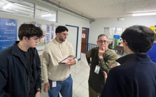 Imagen de varios estudiantes dando una charla en el IAFA