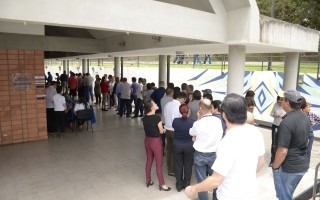 Personas haciendo fila para emitir el voto