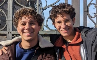 Imagen de dos estudiantes de ingeniería física en su pasantía en Alemania.