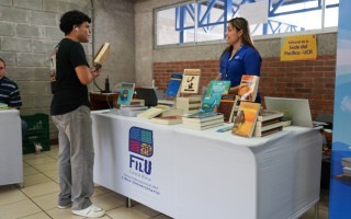 Imagen de un estudiante observando un libro en la Filu.