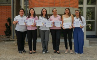 las homenajeadas posan con sus certificados