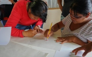 Imagen de dos mujeres indígenas dibujando