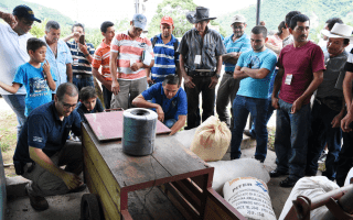 Extensionista del TEC en un taller de capacitación con frijoleros 