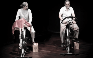 escena_de_la_obra_ancianos_pedaleando_en_bicicleta_estacionaria_