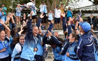 Las futbolistas de la UCR celebran el campeonato.