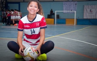 atleta sentada en una cancha