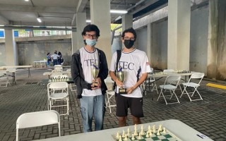 José Daniel Rodríguez Jiménez y Mateo Espitia Torres, estudiantes del TEC, muestran sus trofeos en medio de las mesas donde se jugó el torneo.