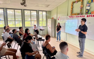 Estudiantes imparten uno de los talleres en la comunidad. 