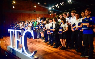Estudiantes en el escenario del Centro de las Artes del TEC