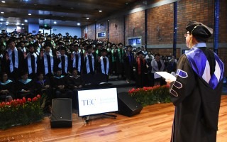 El rector del TEC, Dr. Julio César Calvo, juramenta a los graduandos. Foto: Ruth Garita/OCM.