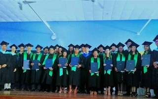 La fotografía muestra la última generación de graduados del Centro Académico de Limón. 