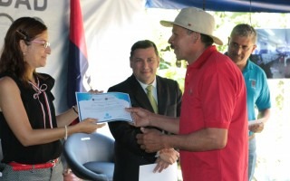 noemi_quiros_entrega_diploma_a_agricultor_